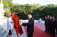 ວາງພວງມາລາ ແລະ ກະຕ່າດອກໄມ້ ໃນໂອກາດ50 ປີວັນສະຖາປະນາ ສປປ ລາວ