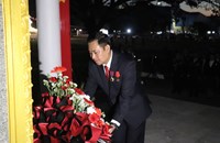 ຈຳປາສັກ ວາງພວງມາລາ ແລະ ກະຕ່າດອກໄມ້ ເນື່ອງ​ໃນໂອກາດ​ວັນຊາດ​ 2 ທັນວາ ​ແລະ​ ວັນເກີດ​ປະທານ​ ໄກສອນ​ ພົມວິຫານ​