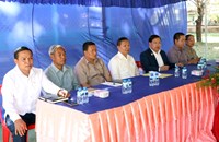 ຄະນະຜູ້ແທນສຳພັນຄົນລາວຢູ່ປະເທດຝຣັ່ງ ມອບເງິນສົມທົບທຶນສ້າງຫໍພັກຄູ-ນັກຮຽນ ບ້ານຂີ້ນາກ