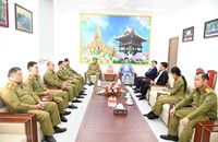 ຊ່ຽວຊານວິທະຍາຄານການເມືອງຫວຽດນາມ ມອບປຶ້ມແບບຮຽນໃຫ້ ວກປສ ລາວ