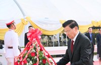 ວາງກະຕ່າດອກໄມ້ໃນໂອກາດວັນເກີດປະທານໄກສອນ ພົມວິຫານ ຄົບຮອບ 105 ປີ