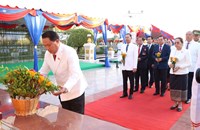 ການນໍາແຂວງສະຫວັນນະເຂດ ວາງກະຕ່າດອກໄມ້ຕໍ່ໜ້າຮູບປັ້ນຫຼໍ່ປະທານໄກສອນ ພົມວິຫານ