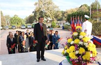 ການນໍາ ພັກ-ລັດ ແຂວງຄໍາມ່ວນ ວາງກະຕ່າດອກໄມ້ ເນື່ອງໃນວັນເກີດ ປະທານ ໄກສອນ ພົມວິຫານ ຄົບຮອບ 105 ປີ