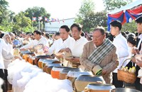 ການນໍາ ພັກ-ລັດ ແລະ ມວນຊົນແຂວງສະຫວັນນະເຂດຮ່ວມໃສ່ບາດວັນເກີດປະທານ ໄກສອນ ພົມວິຫານ