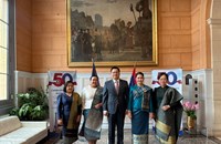 ເຄື່ອງນຸ່ງທີ່ເປັນເອກະລັກຂອງລາວ ເຂົ້າຮ່ວມງານເດີນແບບທີ່ປາຣີ