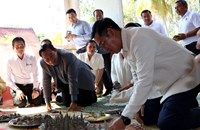 ເລຂາຄະນະບໍລິຫານງານພັກແຂວງຈຳປາສັກ ລົງເບິ່ງພະພຸດທະຮູບທີ່ຄົ້ນພົບຢູ່ບ້ານເວີນຂາວ