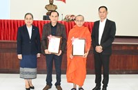 ເລື່ອງສັັ້ນ ເງົາຂອງເວລາ ແລະ ບົດກະວີ ຮັກຊາດ ຫອມແຜ່ນດິນ ໄດ້ລາງວັນທີ 1