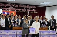 ບໍລິສັດ ຊິນເຫ ຢິນພິນ ມອບນໍ້າດື່ມຊຸກຍູ້ຊຸດຮຽນທິດສະດີຂັ້ນຕົ້ນຊຸດທີ III ຄອສພ