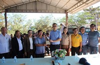 ໂຮງຮຽນສາມັນກິນນອນຊົນເຜົ່າແຂວງຄໍາມ່ວນ ໄດ້ຮັບເຄື່ອງນຸ່ງຫົ່ມ ແລະ ອຸປະກອນການຮຽນ