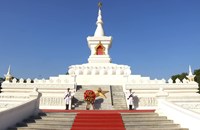 ເລຂາທິການໃຫຍ່ຄະນະບໍລິຫານງານສູນກາງພັກກອມມູນິດຫວຽດນາມ ວາງພວງມາລາທີ່ອະນຸສາວະລີນັກຮົບນິລະນາມ