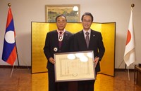 ພິທີມອບ-ຮັບຫຼຽນກຽດຕິຄຸນອາທິດອຸໄທ ດາວຄຳ ແລະ ດາວເງິນ ໃຫ້ແກ່ ທ່ານ ບຸນແຝງ ພູມມະໄລສິດ