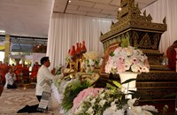 ຄໍາມ່ວນເຄື່ອນຍ້າຍສະຣິຣະສັງຂານຍາທ່ານໃຫຍ່ ມະຫາ ໜູໄຕ ແກ້ວມະນີໄຊຂຶ້ນສູ່ສາລາໂຮງທັມ ວັດຈອມທອງ