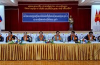 ຜູ້ມີສິດປ່ອນບັດເລືອກຕັ້ງເມືອງໄຊຈຳພອນ ຮັບຟັງການລົງໂຄສະນາຫາສຽງ ຂອງຜູ້ຮັບສະໝັກຮັບເລືອກຕັ້ງເປັນ ສສຊ