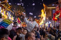 ທ້ອງ​ຖິ່ນ​ຕ່າງໆ​ຂອງ​ຈີນ​ມີ​ບັນ​ຍາ​ກາດ​ສະຫຼອງ​ບຸນຢ່າງຄຶກຄື້ນ ​ໃນ​ໄລ​ຍະ​ພັກ 2 ມື້​ຜ່ານ​ມາ​