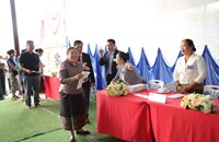 ທ່ານນາງ ສີໃສ ລືເດດມູນສອນປ່ອນບັດເລືອກຕັ້ງຢູ່ບ້ານພະຂາວ