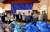 ອັດຕະປື ມອບເຄື່ອງຊ່ວຍເຫຼືອໃຫ້ປະຊາຊົນ 2 ບ້ານ ທີ່ເມືອງຊານໄຊ