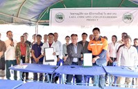 ປະຊາຊົນບ້ານດົງບັງໄດ້ຊົມໃຊ້ເສັ້ນທາງດິນແດງເສັ້ນໃໝ່