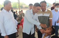 ເມືອງໂຂງ ເປີດຂະບວນການຢອດຢາວັກຊີນປ້ອງກັນພະຍາດໂປລິໂອ ໃຫ້ເດັກອາຍຸຕ່ຳກວ່າ 5 ປີ