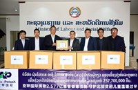 ບໍລິສັດ ອາຊີ-ໂປຕາສ ສາກົນ ມອບເຄື່ອງນຸ່ງຫົ່ມກັນໜາວ ຊ່ວຍເຫຼືອເດັກນ້ອຍເຂດຫ່າງໄກສອກຫຼີກ