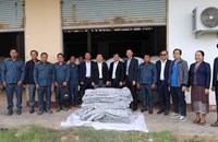 ລັດວິສາຫະກິດຫວຍພັດທະນາມອບຜ້າຫົ່ມໃຫ້ບ້ານເປົ້າໜາຍ