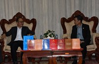 ສະພາທິດສະດີສູນກາງພັກ ມອບປຶ້ມໃຫ້ ມຊ