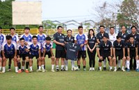 ໄອ-ສະປອດ ສືບຕໍ່ມອບເຄື່ອງນຸ່ງກິລາໃຫ້ທີມນັກຂ່າວສາຍກິລາລາວ