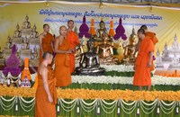 ຊາວພຸດຮ່ວມເທທອງຫຼໍ່ພະພຸດທະຮູບທີ່ວັດປ່ານາຄູນນ້ອຍ