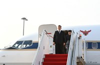 ພະບາດສົມເດັດ ພຣະວະຊິຣະເກົ້າເຈົ້າຢູຫົວ ແລະ ສົມເດັດພະນາງເຈົ້າ ພຣະບໍຣົມລາຊິນີ ແຫ່ງ ຣາຊະອານາຈັກໄທເດີນທາງເຖິງນະຄອນຫຼວງວຽງຈັນ