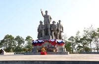 ບັນດາພະແນກການ, ອົງການທຽບເທົ່າ ແຂວງຄໍາມ່ວນ ຮ່ວມຂໍານັບ ແລະ ສັກກະລະບູຊາ ຮູບຫລໍປະທານ ສຸພານຸວົງ