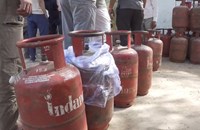 ຊາວອິນເດຍ ກັກຕຸນແກ໊ສປຸງແຕ່ງອາຫານ ຫຼັງຈາກການສະໜອງຂາດແຄນ