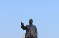 ວາງກະຕ່າດອກໄມ້ລະນຶກວັນສ້າງຕັ້ງຫ້ອງວ່າການສູນກາງພັກ ຄົບຮອບ 71 ປີ