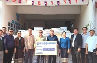 ລັດຖະມົນຕີ ຮສສ ມອບເຄື່ອງບັນເທົາທຸກສຸກເສີນໃຫ້ປະຊາຊົນຜູ້ໄດ້ຮັບຜົນກະທົບຈາກພາຍຸໝາກເຫັບຕົກຢູ່ເມືອງສີໂຄດຕະບອງ