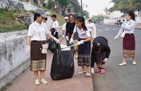 ພະນັກງານນຳທ່ຽວແຂວງຫຼວງພະບາງ ຮ່ວມກັນເກັບຂີ້ເຫຍື້ອເທດສະບານ ນະຄອນ ຫຼວງພະບາງ