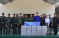 ການນຳ ສຊປລ ມອບເຄື່ອງໃຫ້ກອງພັນໃຫຍ່ ຈໍ 11 ແລະ ຄອບຄົວທີ່ໄດ້ຮັບຜົນກະທົບຈາກພາຍຸໝາກເຫັບ