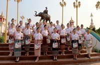 ຜູ້ເຂົ້າປະກວດນາງສາວອັດຕະປື ທັດສະນະສຶກສາແຫຼ່ງທ່ອງທ່ຽວ ເມືອງໄຊເສດຖາ