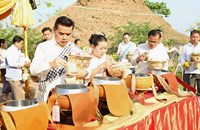 ການນໍາແຂວງຄໍາມ່ວນ ແລະ ຊາວພຸດທະສາສະນິກະຊົນ ໃສ່ບາດຖວາຍ ສວນທັມມະຈັກ ຢູ່ຫໍພະຍາສີໂຄດຕະບອງ