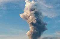 ພູເຂົາໄຟດູໂຄໂນ ໄດ້ລະເບີດ ແລະ ພົ່ນຂີ້ເຖົ່າສູງເຖິງ 900 ແມັດ