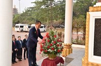 ແນວລາວສ້າງຊາດ ນວ ວາງກະຕ່າດອກໄມ້ຕໍ່ໜ້າຮູບປັ້ນຫຼໍ່ປະທານ ໄກສອນ ພົມວິຫານ