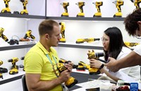 ນັກ​ທຸ​ລະ​ກິດ​ ​ເຂົ້າ​ຮ່ວມງານວາງສະແດງສິນຄ້າກວາງໂຈ່ວ ສ້າງ​ສະ​ຖິ​ຕິ​ໃໝ່​​ໃນ​ປະ​ຫວັດ​ສາດ