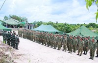 ຮອງຫົວໜ້າກົມໃຫຍ່ການເມືອງກອງທັບ ພົບປະໂອ້ລົມນັກຮົບຫັດແອບຝຶກອົບຮົມຕີພິເສດໃຕ້ຝຸ່ນ