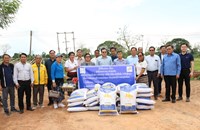 ຊາວກະສິກອນບ້ານດອນປາແດກ ໄດ້​ຮັບ​ການ​ຊ່ວຍ​ເຫຼືອ