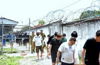 ປກສ ສະຫວັນນະເຂດ ນຳສົ່ງຜູ້ຖືກຫາແກ້ງຄໍເຊັນເຕີ ໃຫ້ກົມຕຳຫຼວດຄຸ້ມຄອງຄົນຕ່າງປະເທດ