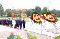 ການ​ນຳ​ພັກ - ລັດ ຫວຽດນາມ ​ໄຫ​ວ້​ອາ​ໄລ ປະ​ທານ ​ໂຮ່​ຈິ​ມິນ