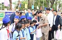 ເລຂາທິການໃຫຍ່ ຮ່ວມປູກຕົ້ນໄມ້ ຢູ່ນະຄອນປາກເຊ