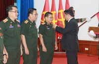 ກອງບັນຊາການທະຫານຫຼວງພະບາງ ປະດັບຫຼຽນໄຊ-ຍ້ອງຍໍຜົນງານ 5 ປີ