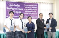 ພິທີມອບປຶ້ມ “ຈົດໝາຍເຖິງຫຼານ” ໃຫ້ແກ່ຫ້ອງສະໝຸດໂຮງຮຽນ