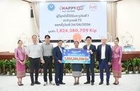 ມອບເງິນໃຫ້ຜູ້ໂຊກດີຖືກລາງວັນທີ 1 ສະຫຼາກພັດທະນາ 5/45