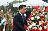 ການນໍາ ແຂວງຄໍາມ່ວນ ວາງກະຕ່າດອກໄມ້ ລະນຶກວັນເກີດ ປະທານ ສຸພານຸວົງ ຄົບຮອບ 117 ປີ