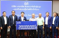 2 ບໍລິສັດມອບເງິນ 300 ລ້ານກີບ ຊ່ວຍເຫຼືອໄພພິບັດນໍ້າຖ້ວມຢູ່ແຂວງຄໍາມ່ວນ
