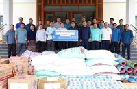 ເລຂາພັກແຂວງຄຳມ່ວນ ລົງມອບເຄື່ອງຊ່ວຍເຫຼືອ ເມືອງຄູນຄຳ